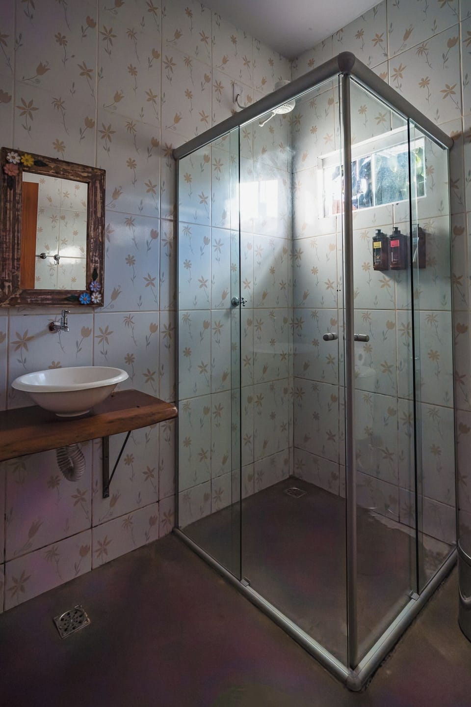 Basic Single Room | Bathroom | Shower, hair dryer, towels