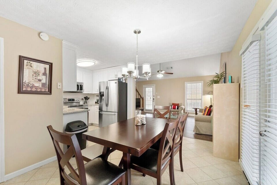 "Great space with all the luxuries of home. Excellent location with easy access to highways and very close to major cities!"