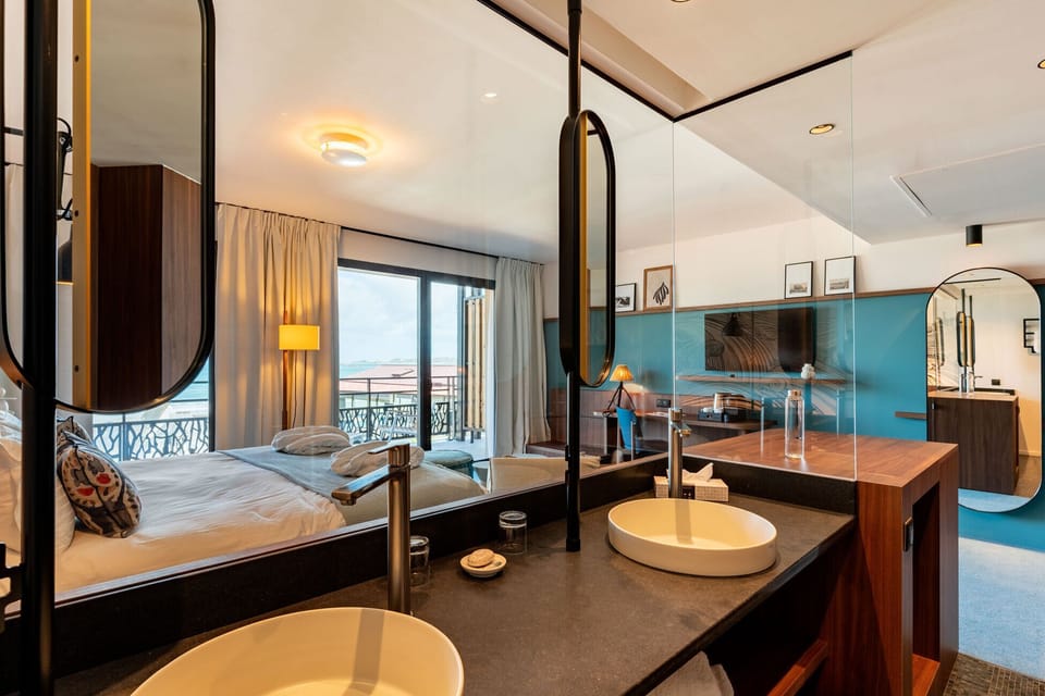 Junior Suite, Sea View | Bathroom | Free toiletries, hair dryer, bathrobes, slippers