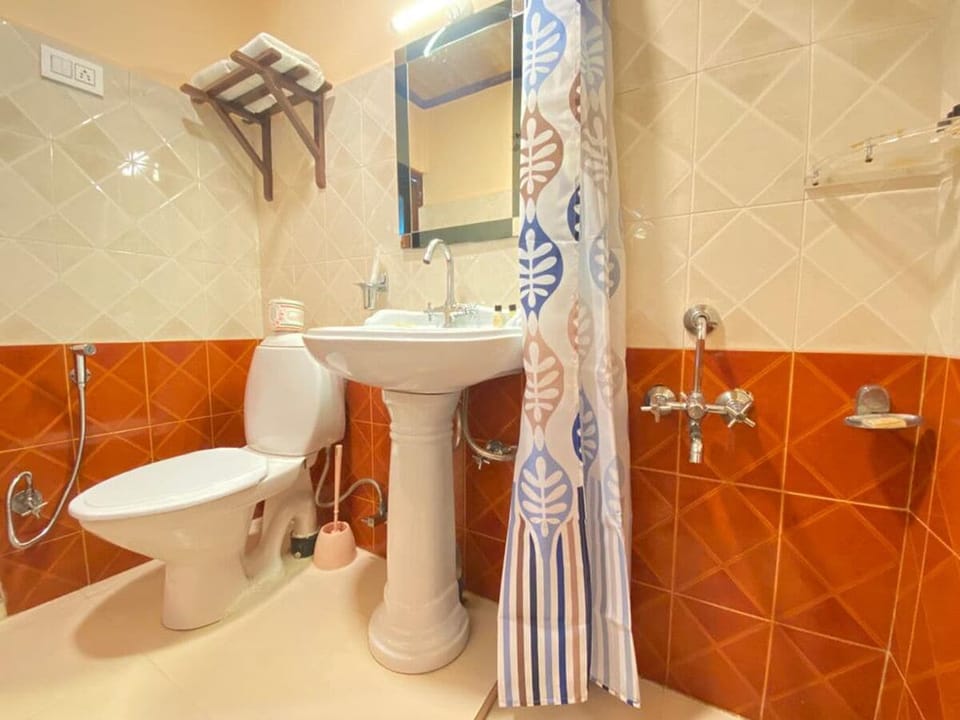 Family Room | Bathroom | Shower, rainfall showerhead, towels, soap