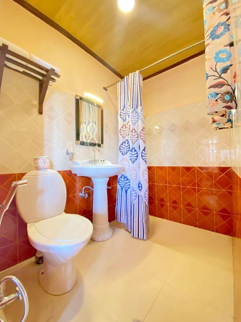 Premium Room | Bathroom | Shower, rainfall showerhead, towels, soap