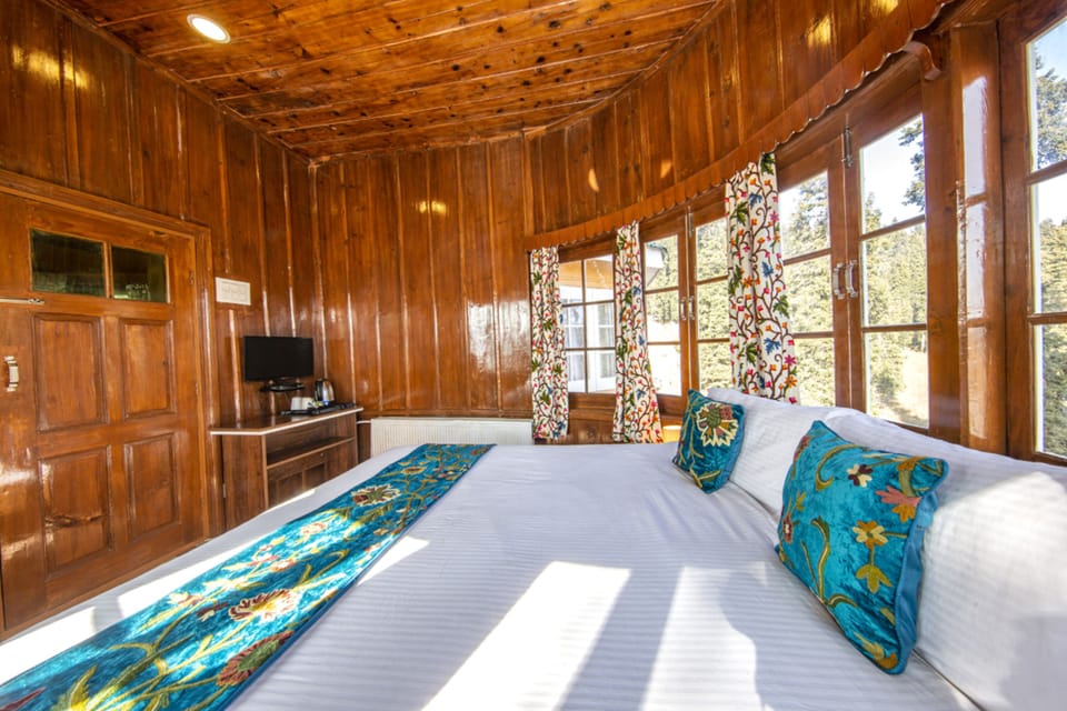 Premium Room | Desk, WiFi (free), bed sheets