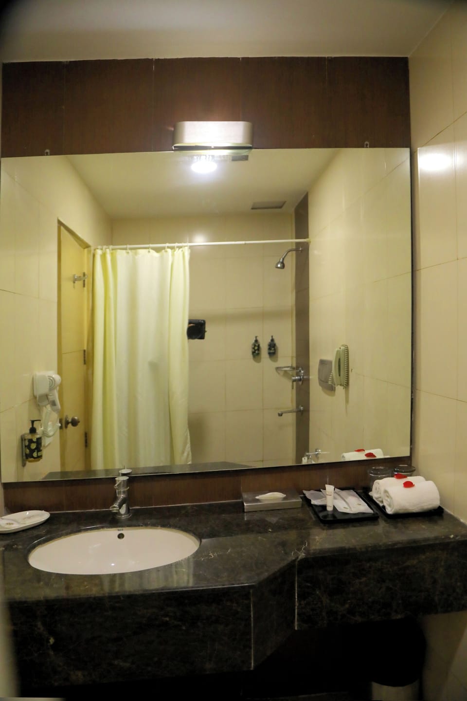 Premier Double Room | Bathroom | Shower, free toiletries, hair dryer, slippers