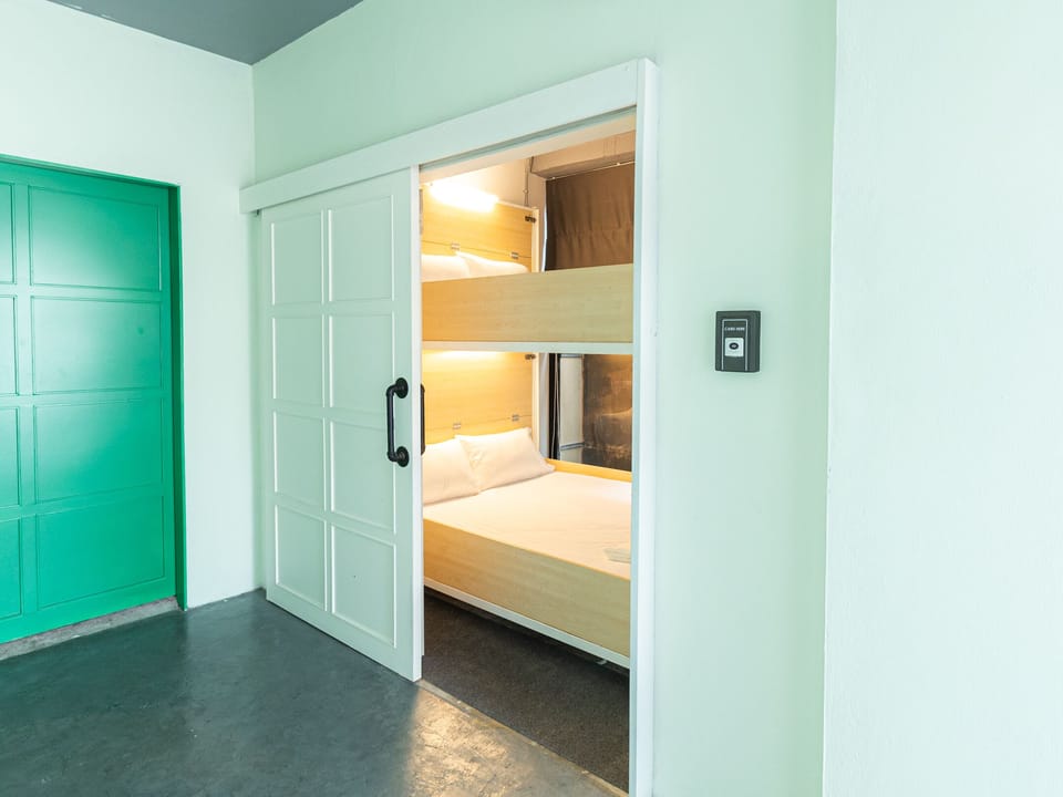 Private room with Two Queen Size beds | Free WiFi