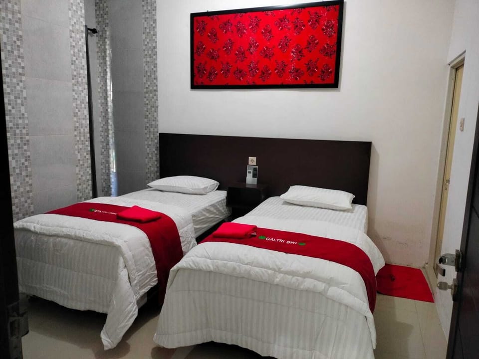 Basic Twin Room | Laptop workspace, bed sheets