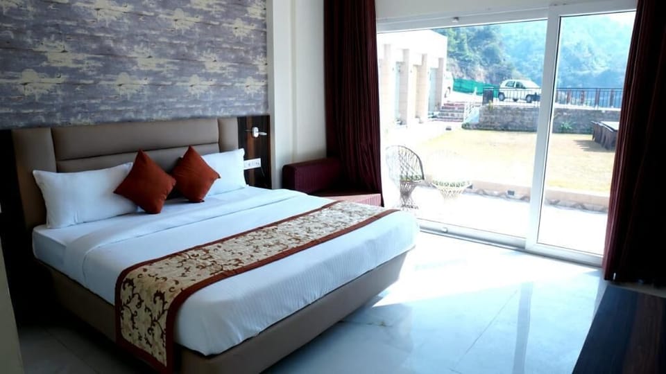 Deluxe Room | Premium bedding, pillowtop beds, individually decorated, desk