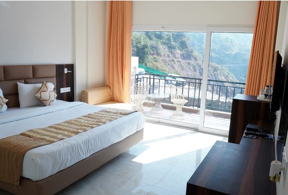 Deluxe Room | Premium bedding, pillowtop beds, individually decorated, desk