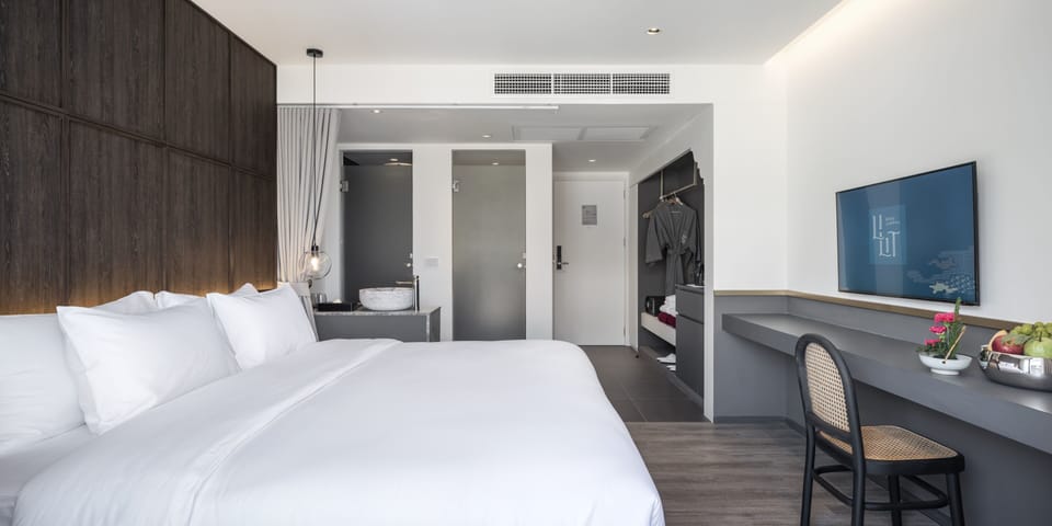 Standard Double or Twin Room | Memory foam beds, minibar, laptop workspace, soundproofing