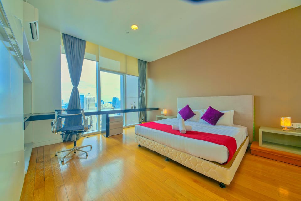Luxury Suite | In-room safe, desk, laptop workspace, soundproofing