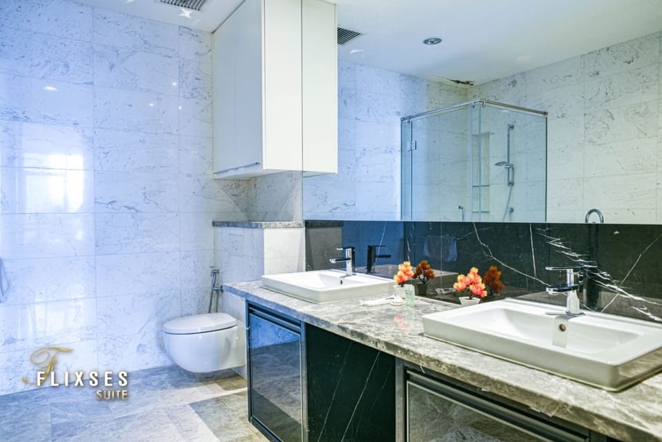 Deluxe Suite, 3 Bedrooms | Bathroom | Free toiletries, hair dryer, slippers, bidet