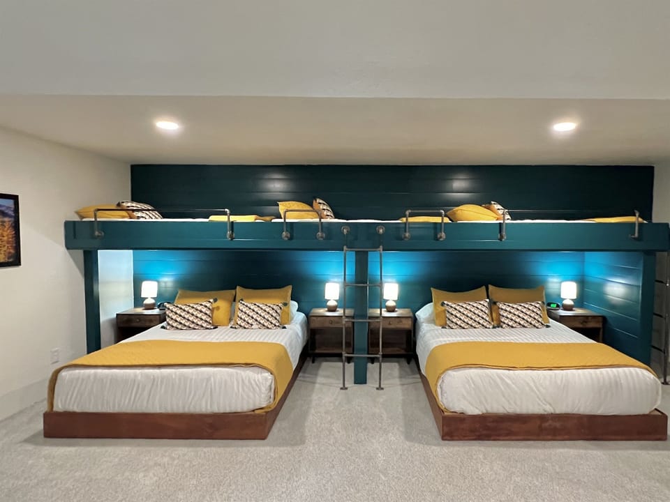 The Bunk Room has 2 queen beds as well as 3 twin beds on the top bunks. Whether you are traveling with friends, families or coworkers, there's plenty of places to sleep in the Bunk Room!