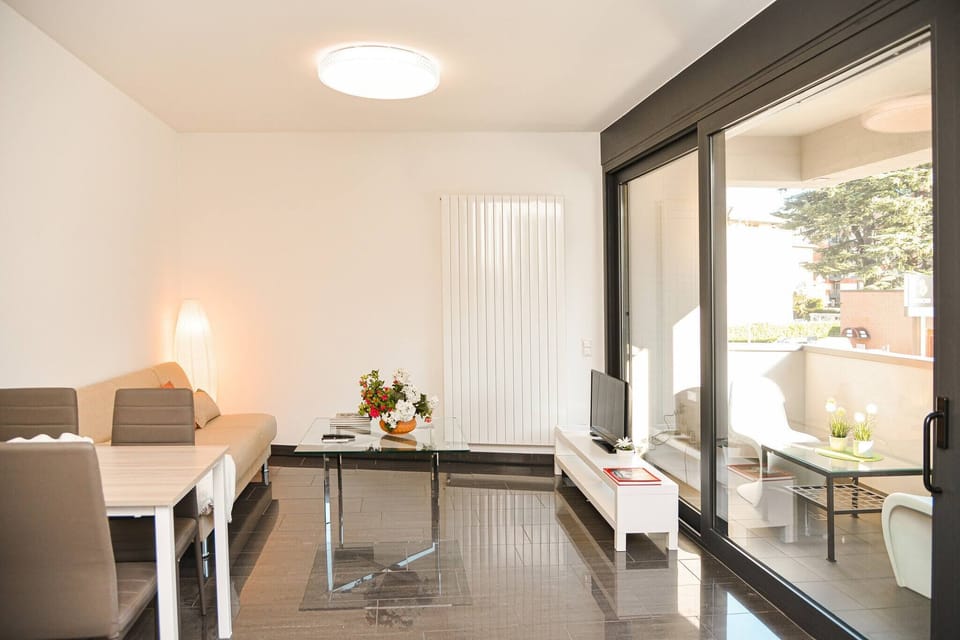 Apartment, 1 Bedroom, Accessible, Balcony | Living room