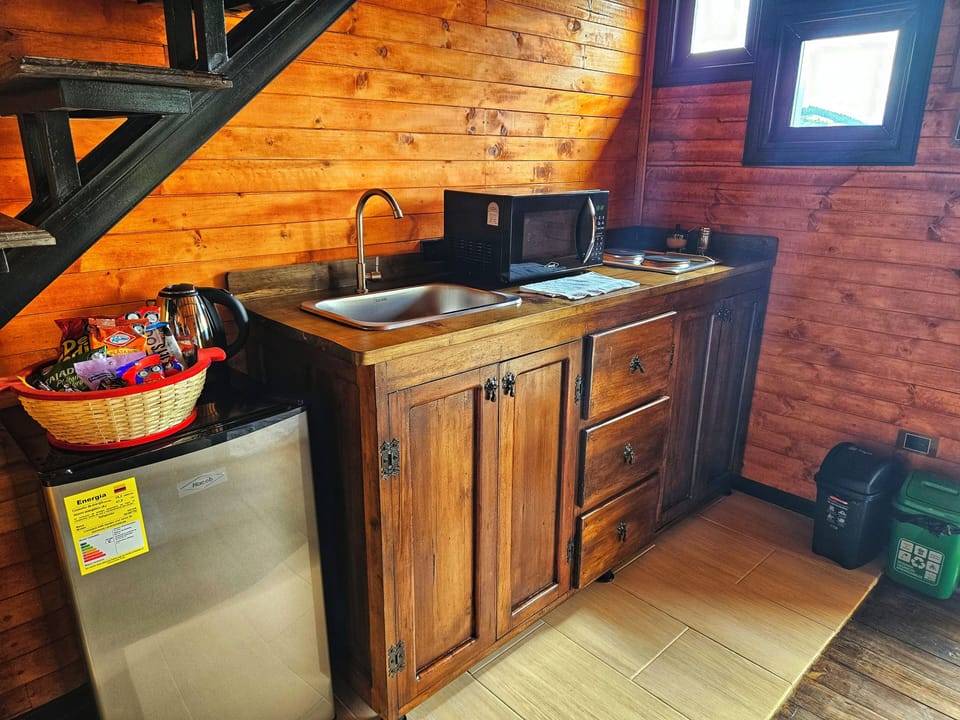 Deluxe Double Room | Private kitchen | Electric kettle, freezer