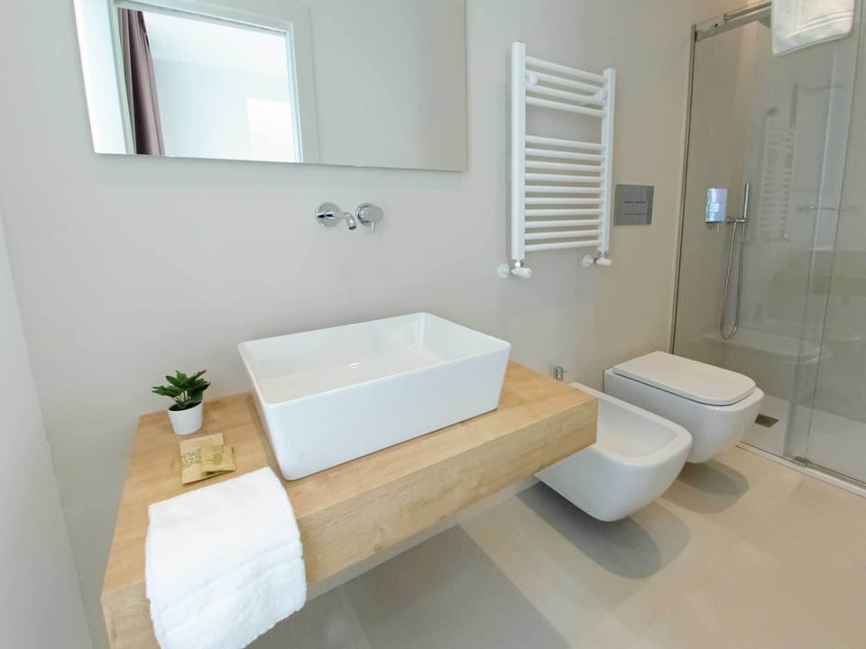 Superior Double Room | Bathroom | Rainfall showerhead, hair dryer, bidet, towels
