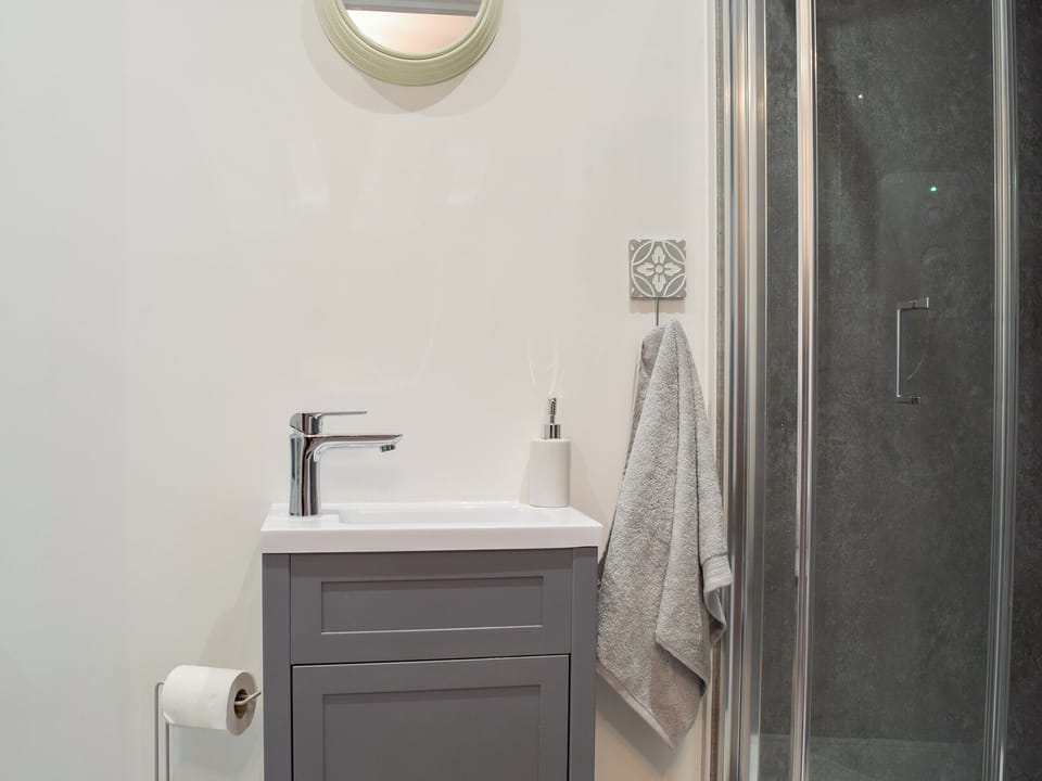 Shower room | Lily J Rose, Rugby