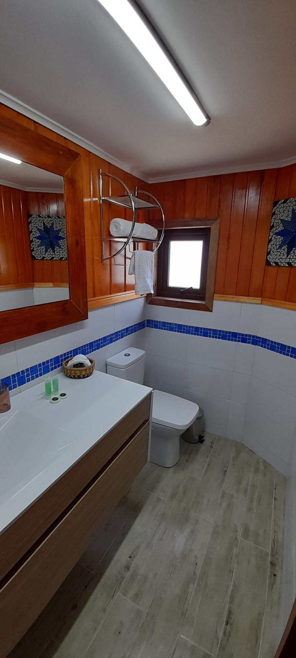 Double Room | Bathroom | Shower, rainfall showerhead, hair dryer, slippers