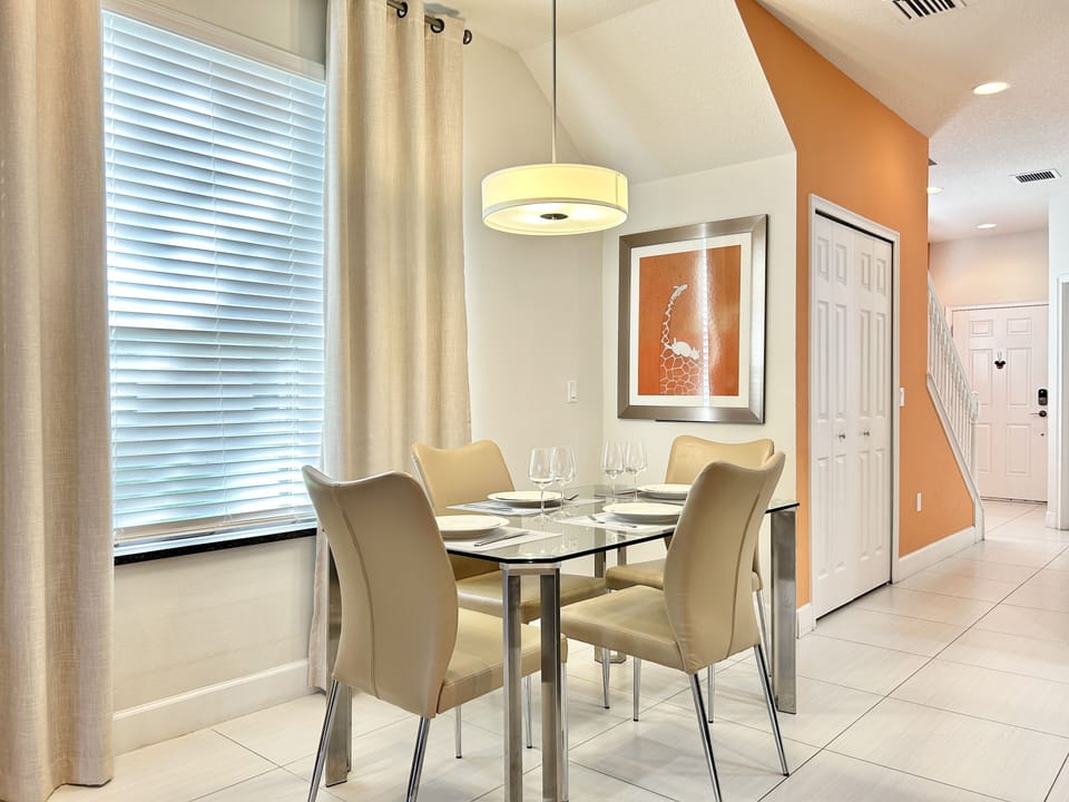Dining room for incredible moments with family and friends.