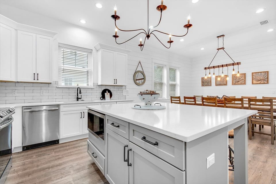 Beautiful new kitchen with open floor plan, perfect for large groups!