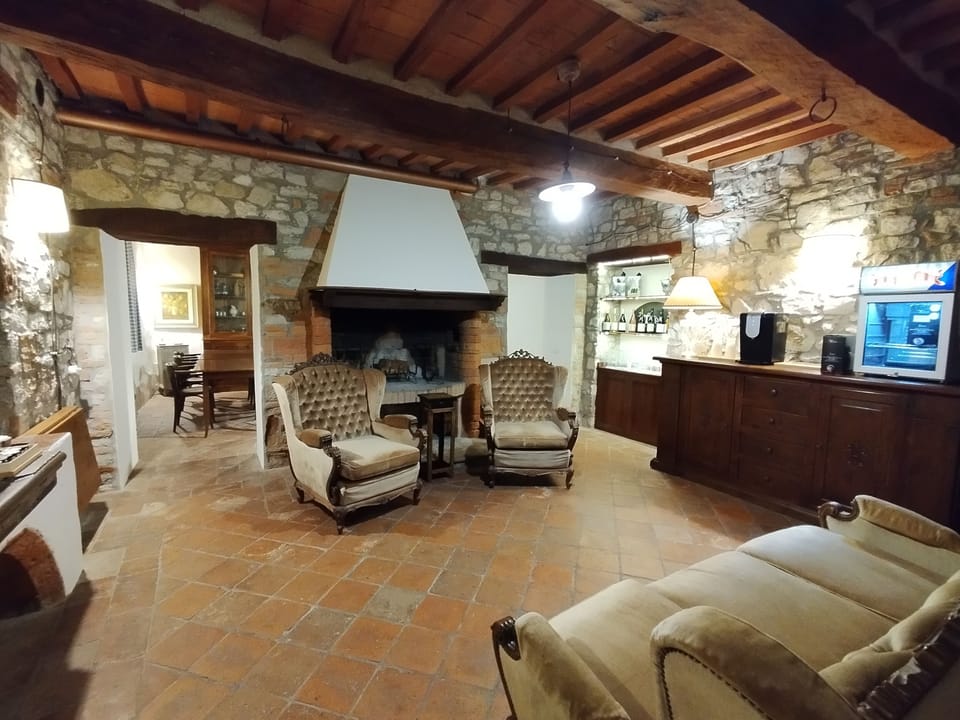 House, Multiple Bedrooms, Accessible, Smoking | Living room | Books