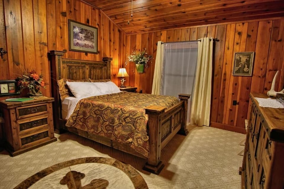 Longhorn | Desk, laptop workspace, WiFi (free), bed sheets
