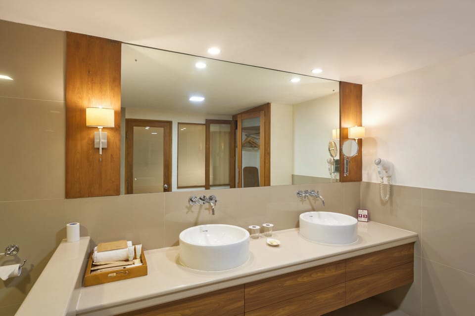 Suite | Bathroom | Free toiletries, hair dryer, bathrobes, slippers
