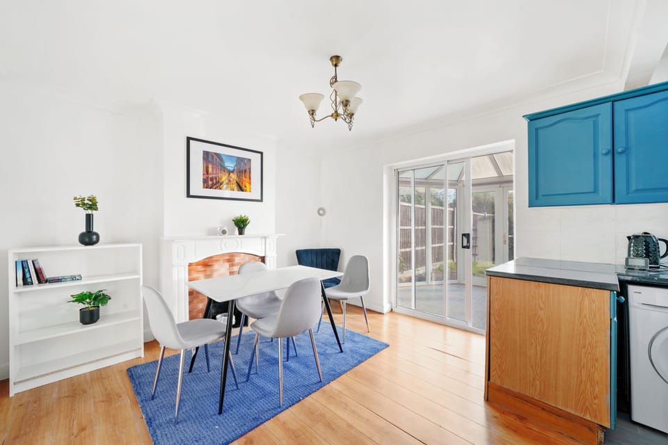 Apartment, 3 Bedrooms | Dining