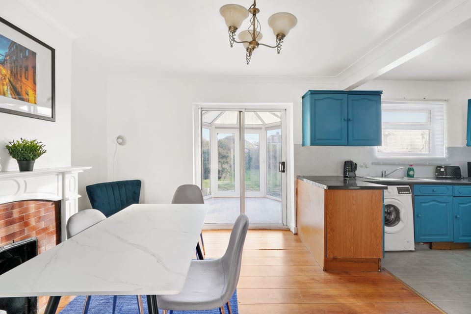 Apartment, 3 Bedrooms | Dining room