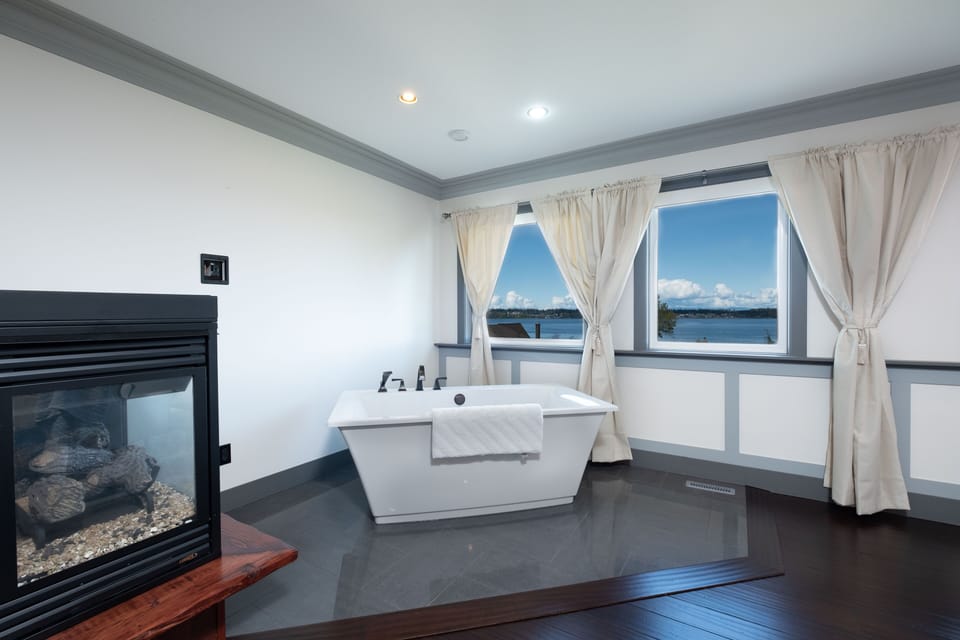 Master suite tub