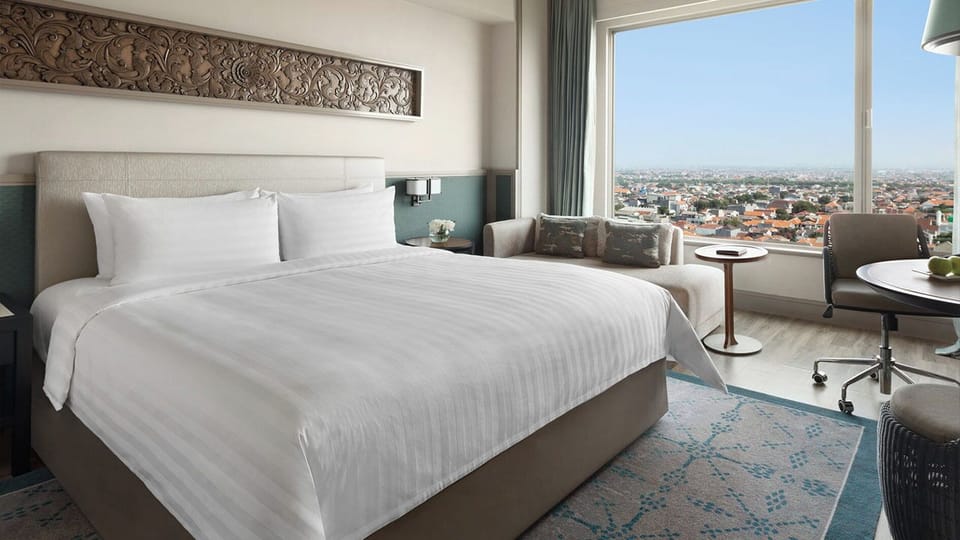 Hypo-allergenic bedding, in-room safe, desk, blackout drapes