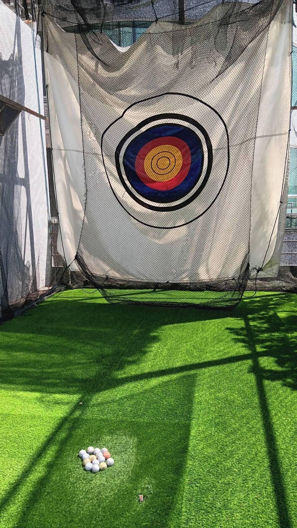Indoor golf driving range
