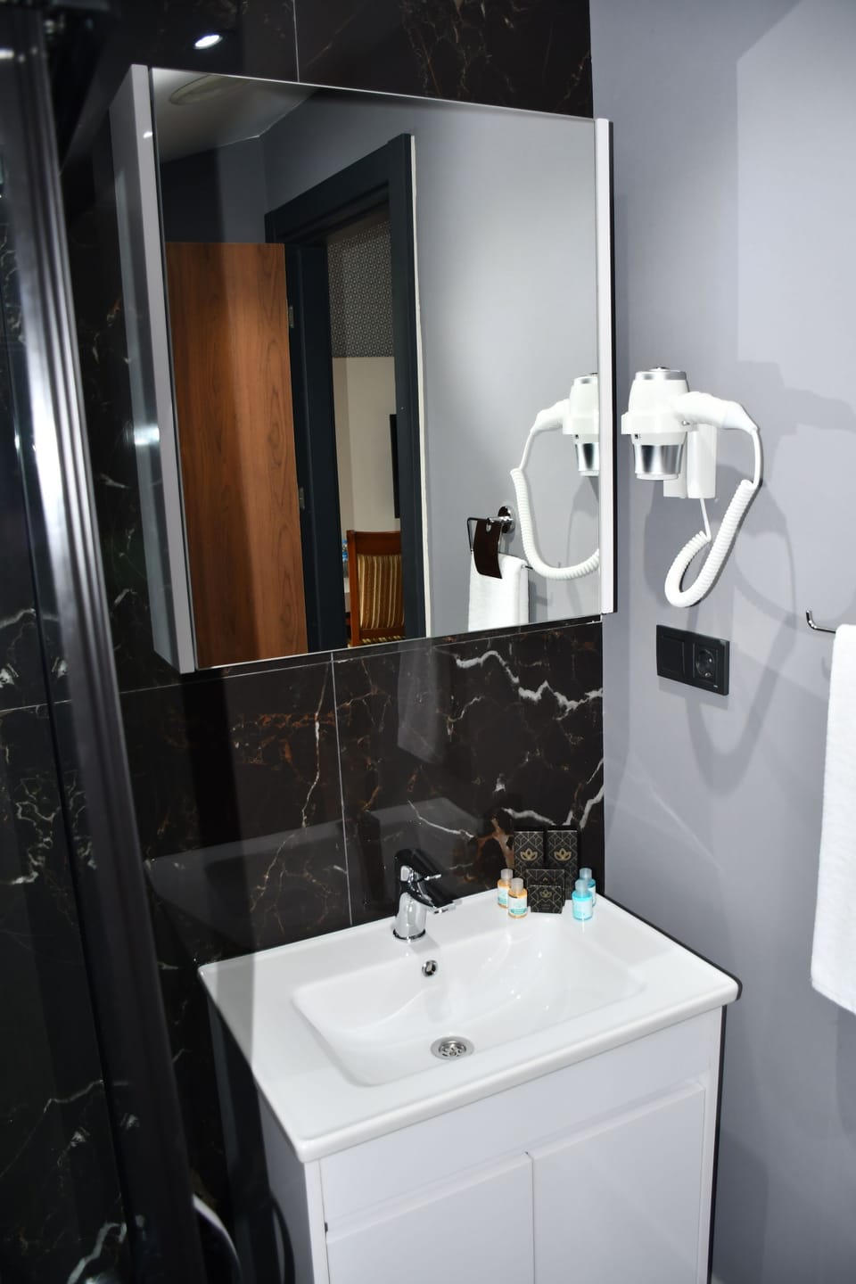 Luxury Double Room | Bathroom | Shower, rainfall showerhead, free toiletries, slippers