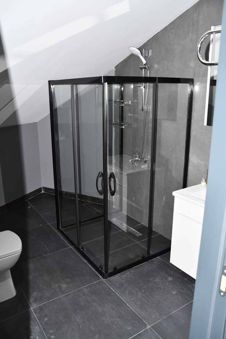 Family Double Room | Bathroom | Shower, rainfall showerhead, free toiletries, slippers