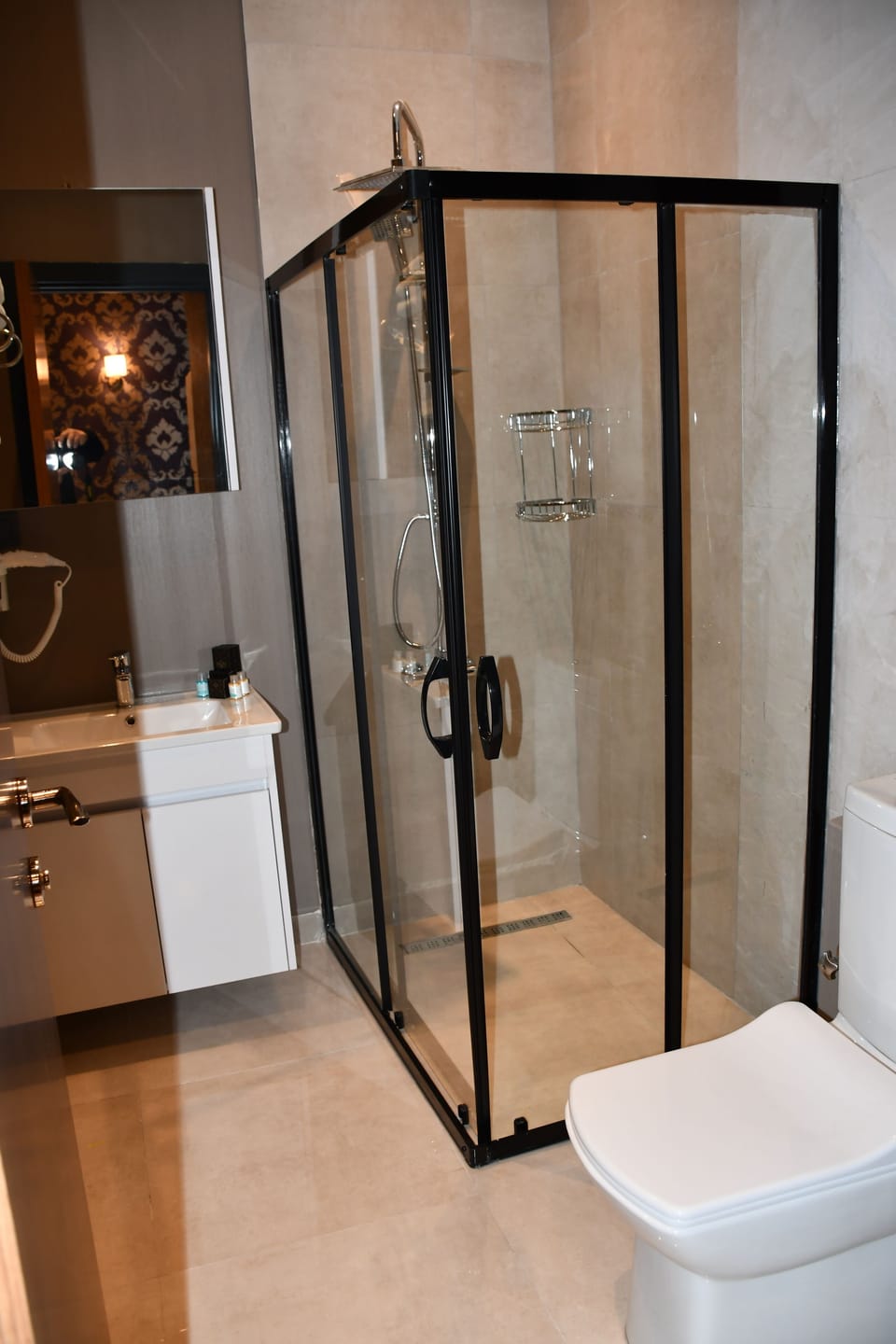 Shower, rainfall showerhead, free toiletries, slippers