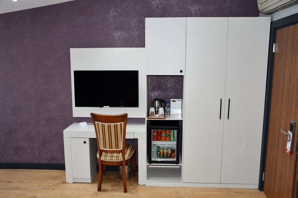 Family Suite | Living area | 70-cm flat-screen TV with satellite channels, TV