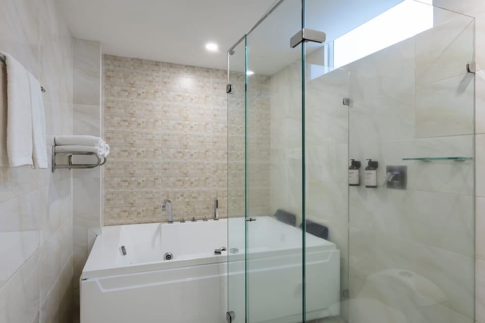 Premium Room, 1 King Bed | Bathroom | Free toiletries, hair dryer, towels