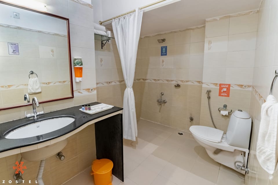 Deluxe Double Room, 1 Queen Bed, Lake View | Bathroom | Shower, towels