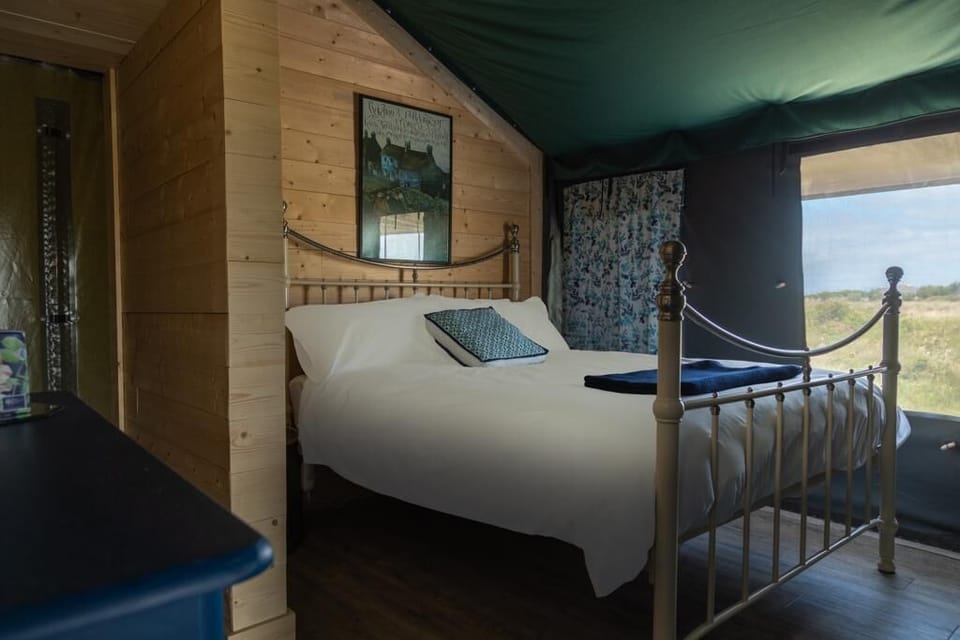 Comfy king size bed with crisp bedlinen,   squishy duvet and an electric blanket