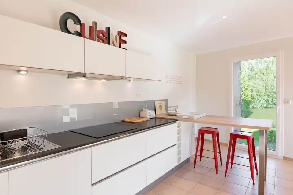 salle à manger-cuisine du gîte Coëtquen, vue sur jardin et étang
