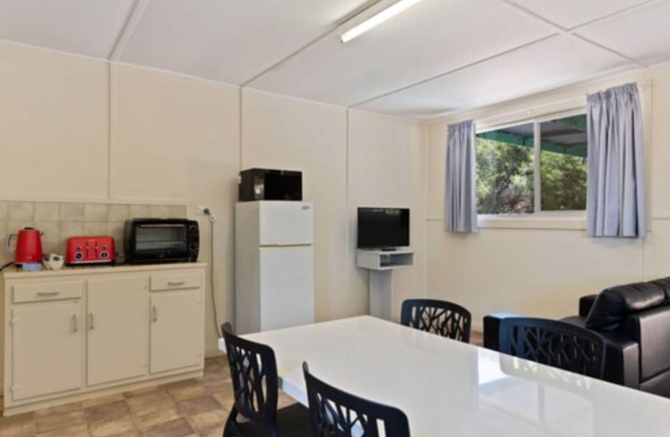 Economy Studio Cabin - Pet Friendly | In-room dining