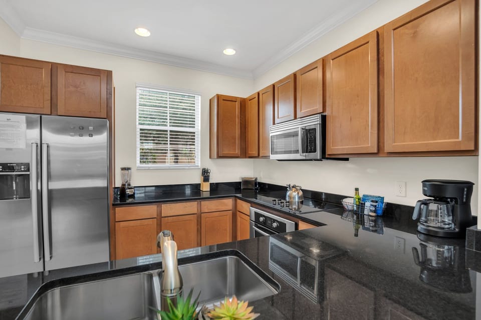 Large, open concept, fully equipped kitchen