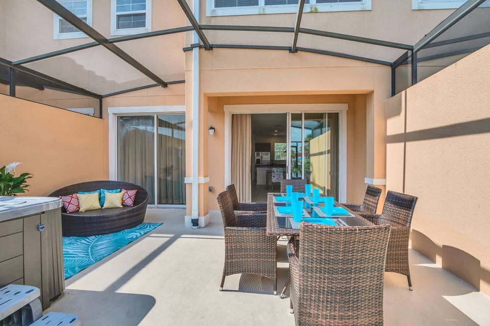 Private lanai with dining, seating area and hot tub