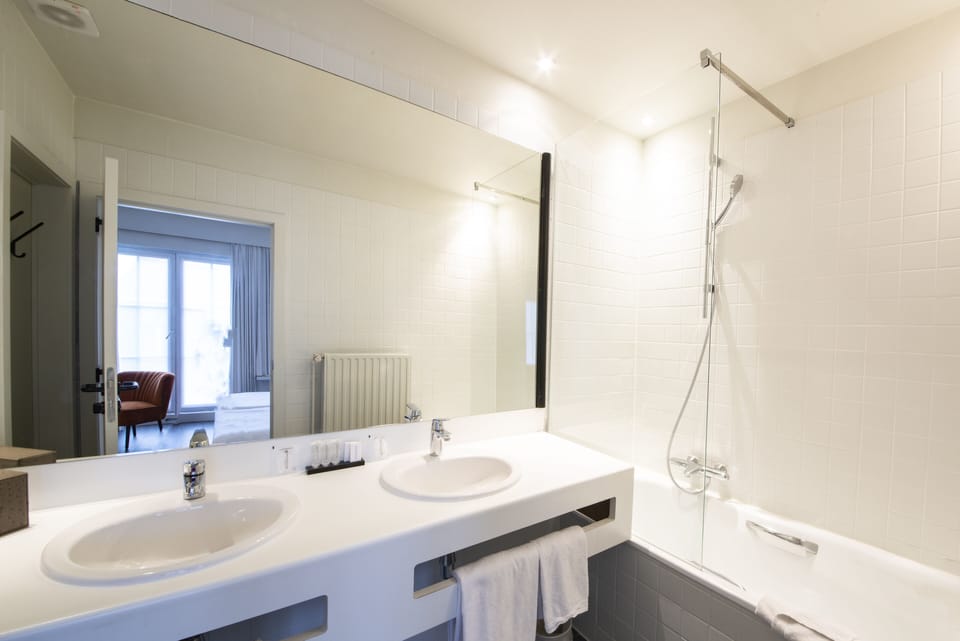 Desk, blackout drapes, iron/ironing board, free WiFi