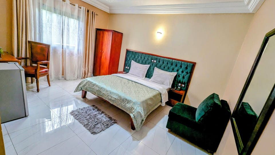 Luxury Double Room | Desk, laptop workspace, blackout drapes, free WiFi