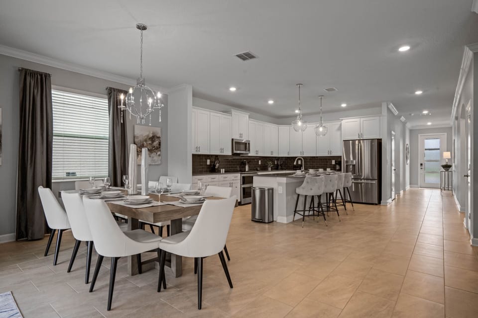 Large and open kitchen / dining areas for bonding and creating lasting memories!