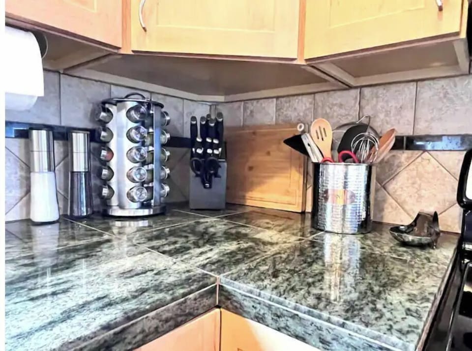 Fully equipped kitchen, includes a variety of spices, oils and kitchen musts. 