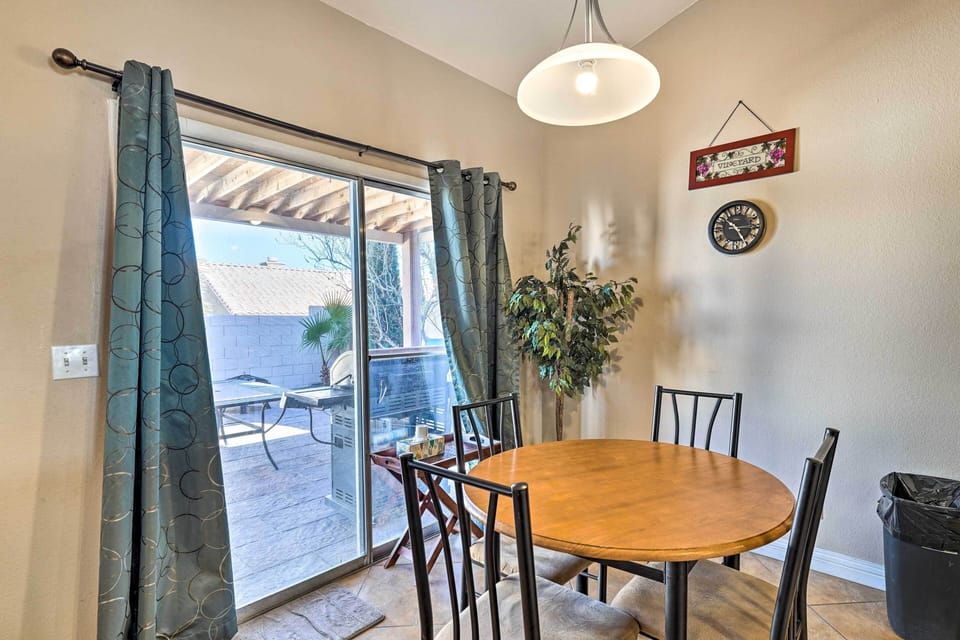 Dining Area | Dishware & Flatware Provided