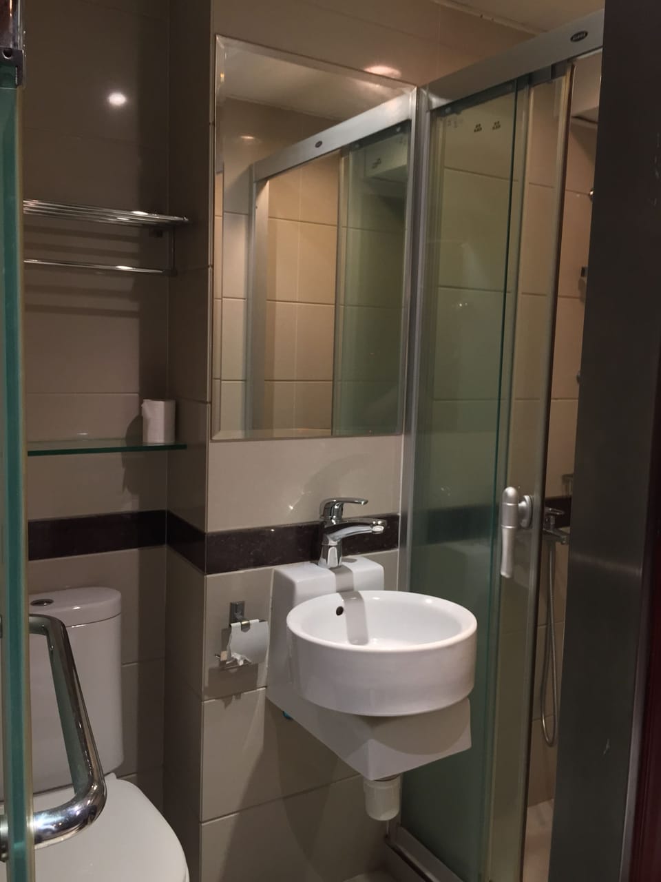 Deluxe Twin Room, 2 Twin Beds (No Windows) | Bathroom shower