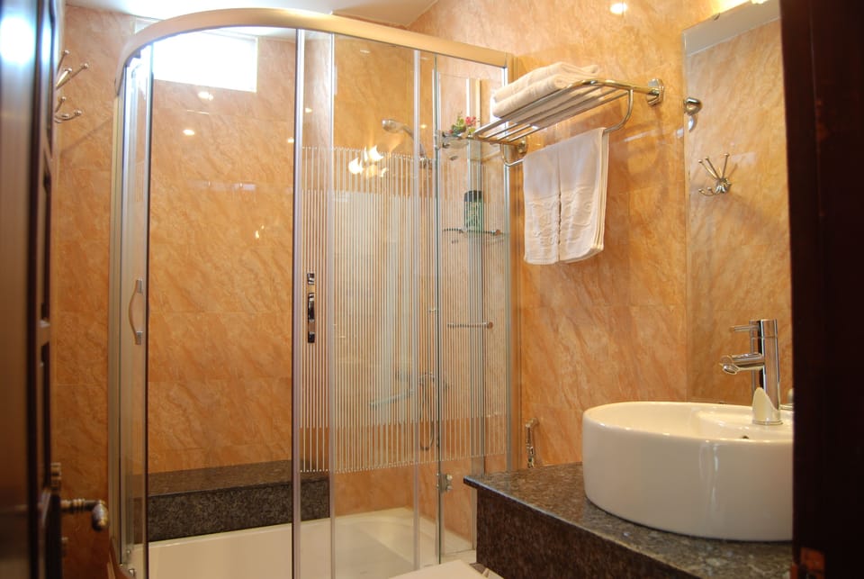 Standard Twin Room | Bathroom | Deep soaking tub, rainfall showerhead, free toiletries, hair dryer
