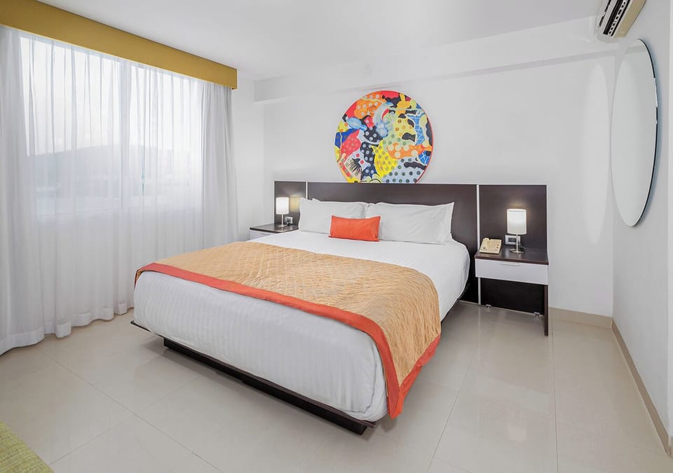 Standard Room, 1 King Bed | In-room safe, blackout drapes, iron/ironing board, free WiFi