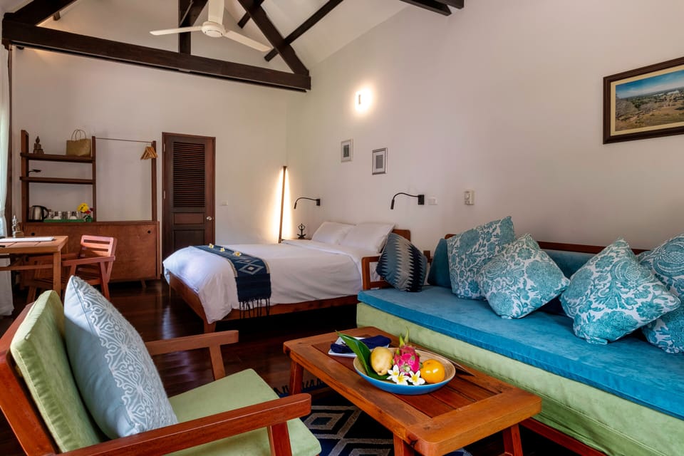 Deluxe Double Room, 1 King Bed, Non Smoking, Garden View | Living area